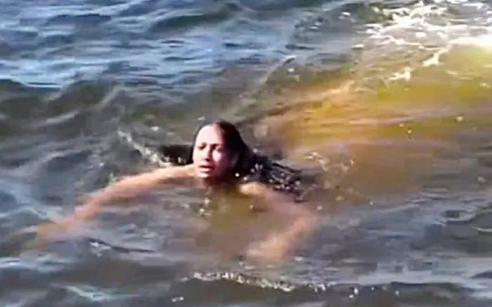 Con 'thủy quái' khổng lồ bơi ngang người phụ nữ đang tắm sông, cảnh tượng gây xôn xao