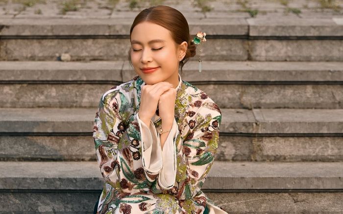 Bất ngờ hành động của Hoàng Thùy Linh khi gặp khán giả ngày đầu năm mới