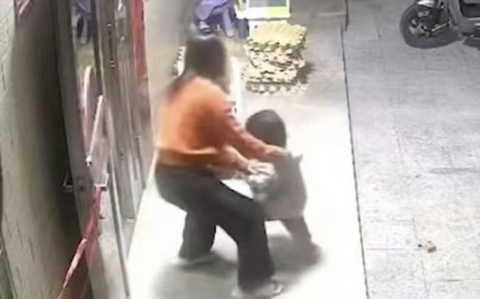 Bé trai cho vật lạ vào miệng, sự việc sau đó khiến cha mẹ kinh hoàng