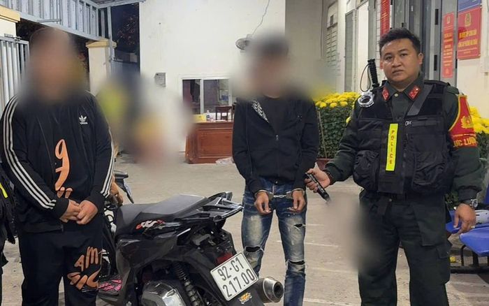 Tổ công tác tiếp cận 2 thanh niên chở nhau trên đường lúc rạng sáng liền lộ ra chuyện đáng sợ phía sau