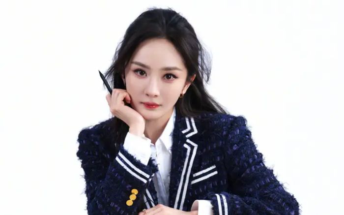 Dương Mịch tuổi 40 gây chú ý với tạo hình nữ sinh