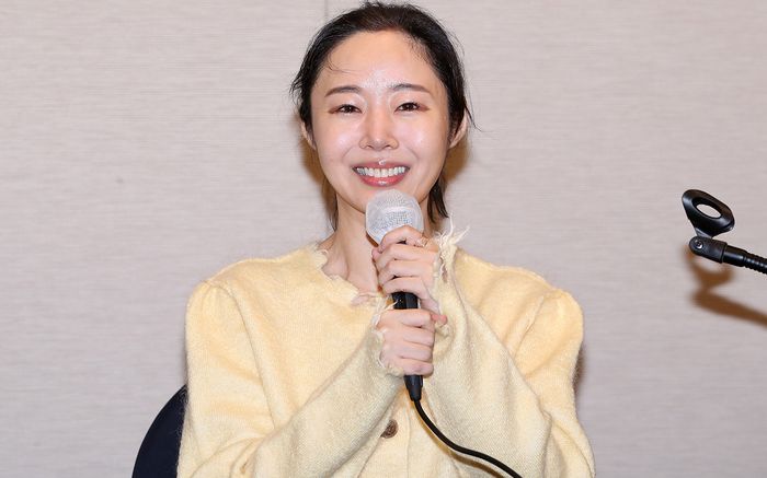 Min Hee Jin tổ chức họp báo lần thứ 4