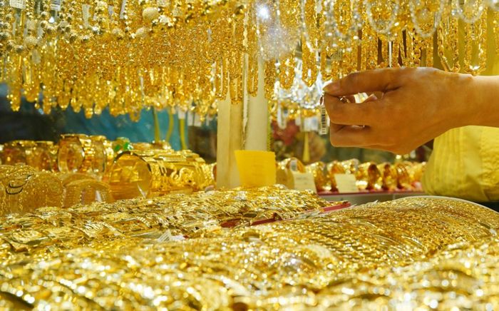 Tin tài chính hôm nay 25/2: Vàng vượt 185 triệu đồng, USD tiến sát trần