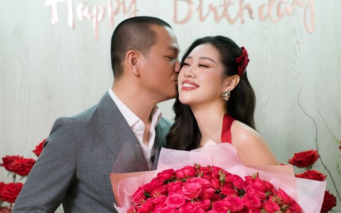 Hoa hậu Khánh Vân tình tứ đón sinh nhật bên chồng