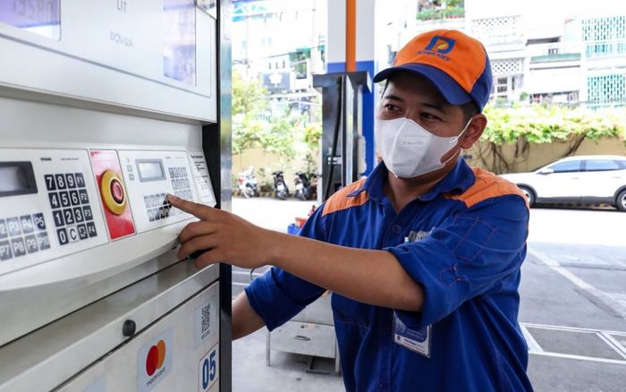 Giá xăng dầu hôm nay 25/2: Tiếp tục giảm mạnh