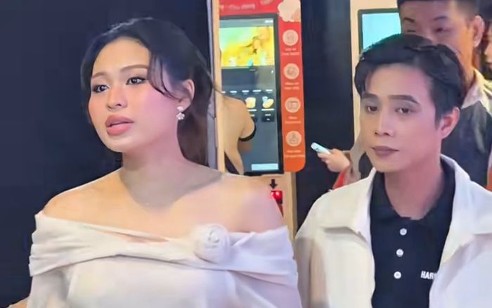 Lê Lộc diện váy gợi cảm xuất hiện bên bạn trai, lộ rõ tình trạng sau 5 năm hẹn hò