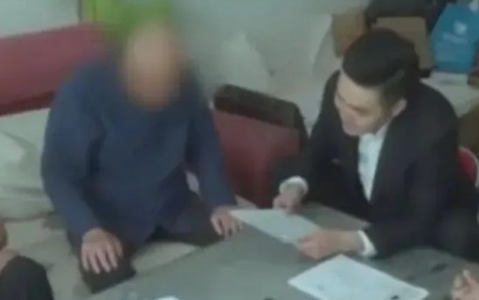 Chăm sóc cụ ông 93 tuổi suốt 12 năm, người hàng xóm được tặng 5 căn nhà