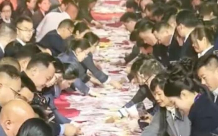 Công ty rải 227 tỷ đồng tiền mặt thưởng Tết, nhân viên hốt được bao nhiêu lấy bấy nhiêu