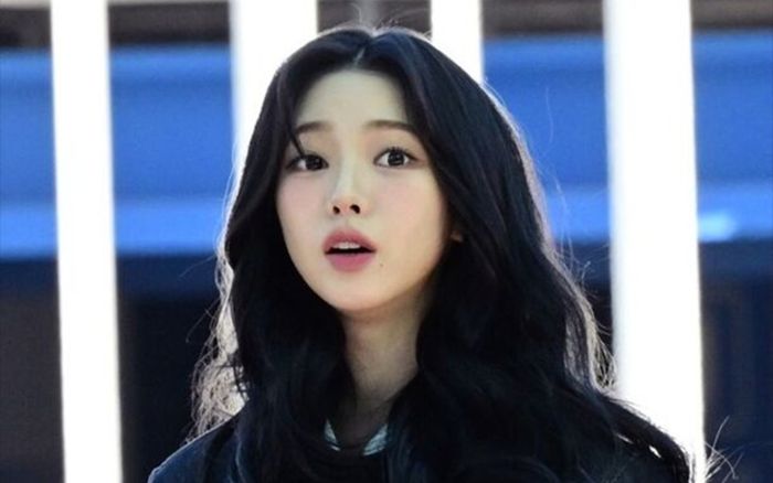 Karina (aespa) phản ứng gay gắt khi gặp fan cuồng ở sân bay