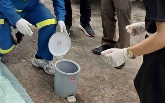 Mang thùng rác trên xe buýt đi đổ, phụ xe kinh hoàng khi thấy thứ bên trong