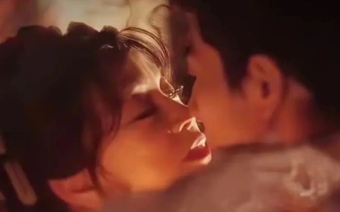 Nữ diễn viên U80 gây sốc khi đóng cảnh hôn với bạn diễn kém 30 tuổi