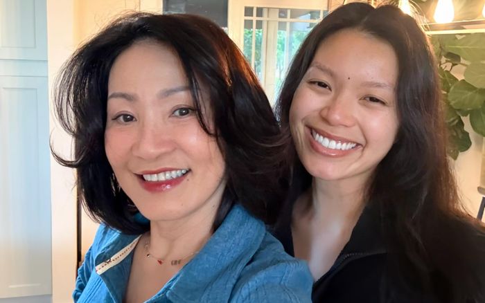 Con gái Hồng Đào ở xa bất ngờ về thăm mẹ