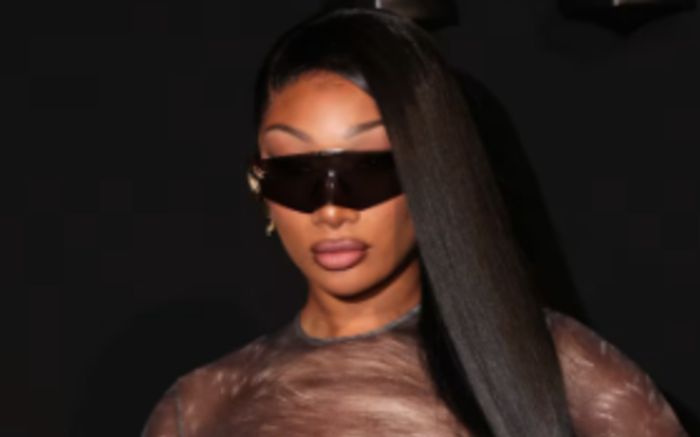 Nữ ca sĩ 'bán nude' tại Tuần lễ thời trang Milan