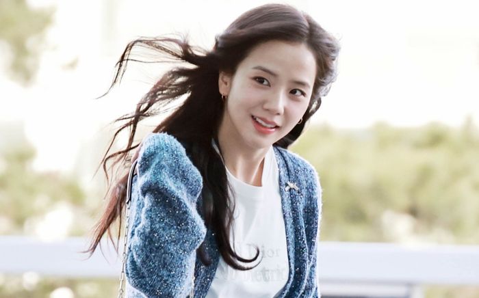 Jisoo (BLACKPINK) khoe triệt để đôi chân thon khi ra sân bay