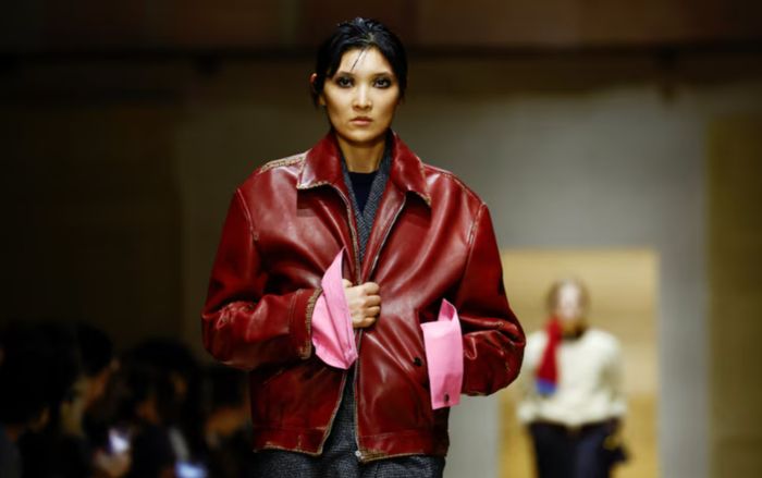 Prada kết hợp áo khoác đông mặc ngoài váy mỏng nhẹ tại Milan