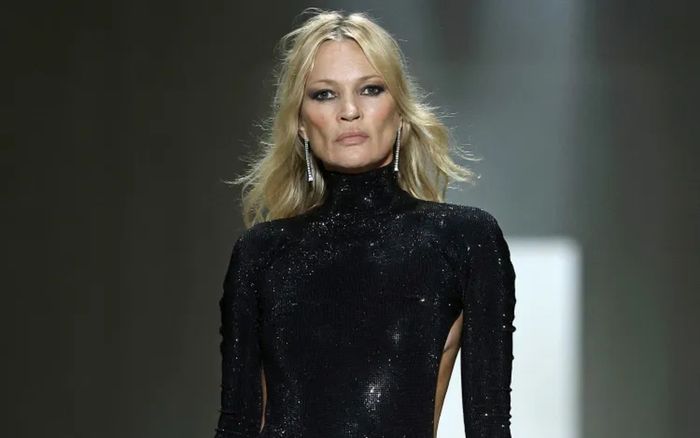 Kate Moss diện váy khoét lưng táo bạo khi sài bước trên sàn runway