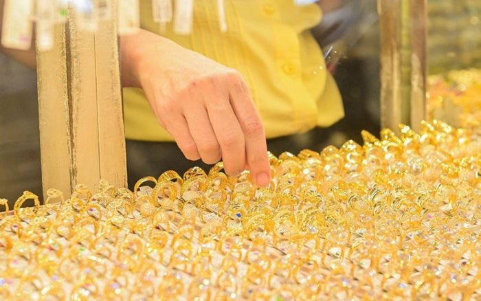 Tin tài chính hôm nay 28/2: Vàng và bạc tăng sốc, USD hạ nhiệt tại ngân hàng