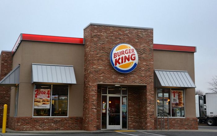 Burger King thử nghiệm tai nghe AI để theo dõi và hỗ trợ nhân viên