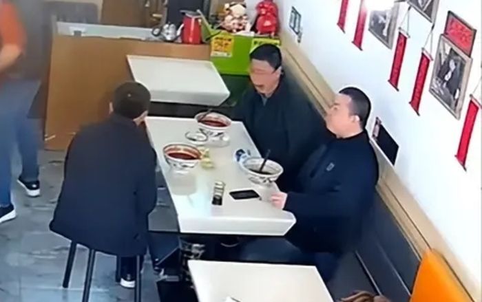 Ăn mì tại quán, ba người đàn ông có hành động khiến dư luận bức xúc
