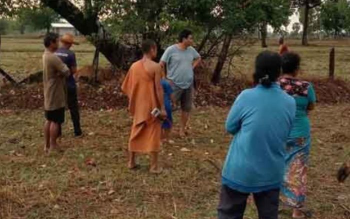 Nghe tiếng sét đánh ngoài đồng, người phụ nữ gục ngã sau khi chạy ra xem