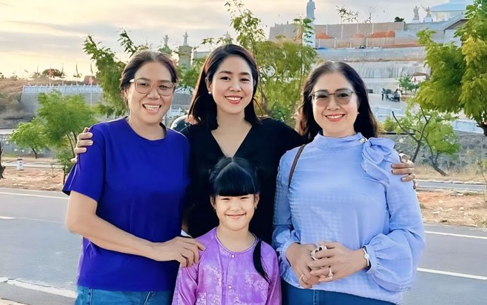 Lê Phương đưa con về quê giỗ ông nội