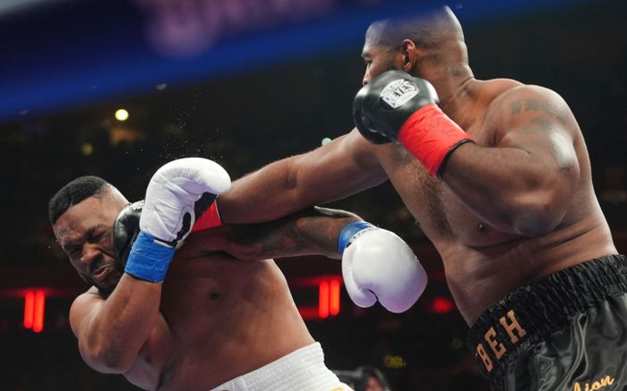 Võ sĩ quyền anh đổ lỗi cho dầu gội của mẹ sau khi rơi tóc giả trên võ đài