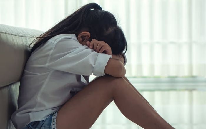 Phụ mẹ dọn di vật sau khi cha qua đời, hai con gái phát hiện 'bằng chứng' ngoại tình