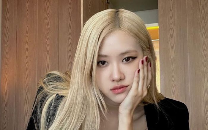 Rosé (BLACKPINK) khoe vẻ quyến rũ chỉ với một bức ảnh cận mặt