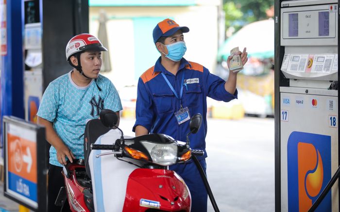 Giá xăng dầu hôm nay 4/2: Tăng cực mạnh