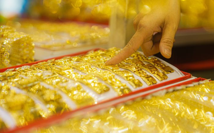 Tin tài chính hôm nay 4/2: Vàng SJC vọt lên 180,2 triệu đồng/lượng, USD hạ nhiệt