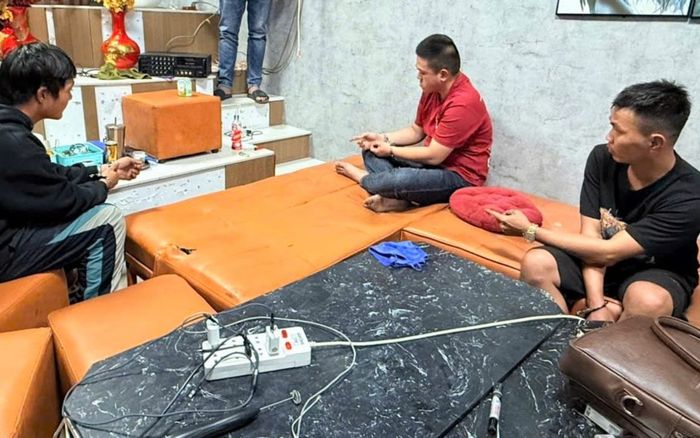 Công an ập vào quán cà phê, bắt quả tang hành vi xấu xí của 3 gã đàn ông