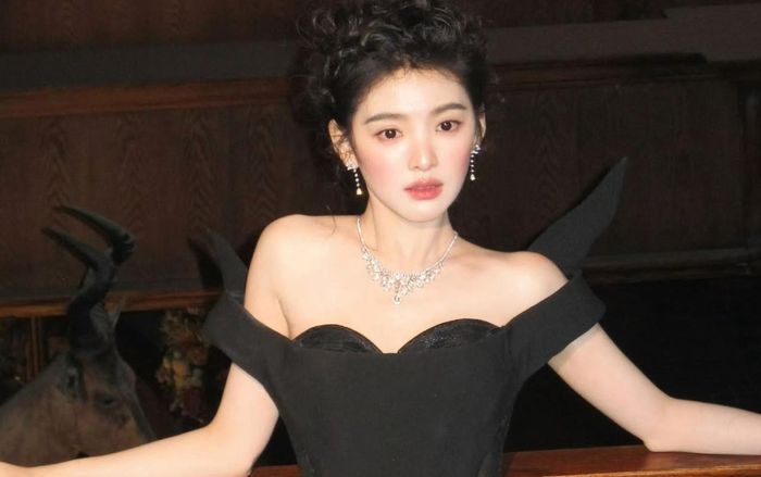 Chương Nhược Nam gây chú ý với hình tượng thiên nga đen