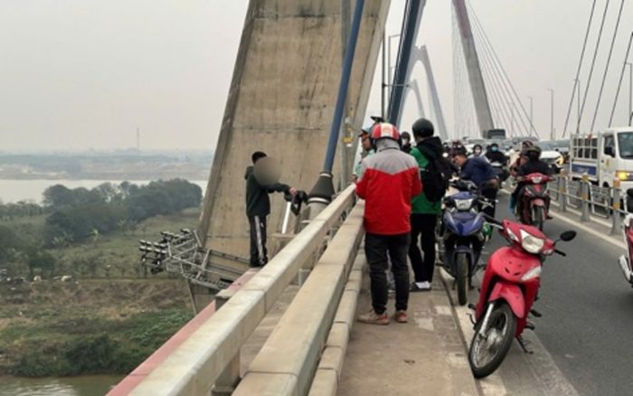 Thanh niên có biểu hiện bất ổn ở cầu Nhật Tân, Tổ công tác tiếp cận liền rõ sự tình phía sau