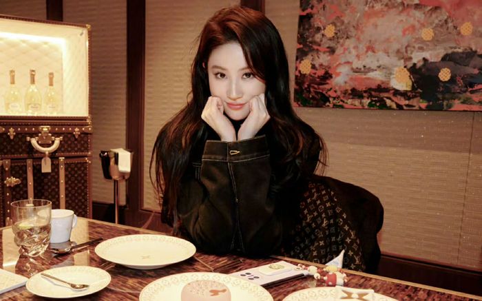 Nhan sắc đời thường của Lưu Diệc Phi ở tuổi U40