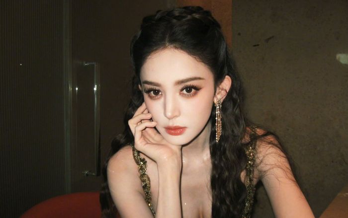 Cổ Lực Na Trát bị té ngã ngay trên bậc thang, phải có người dìu đứng dậy