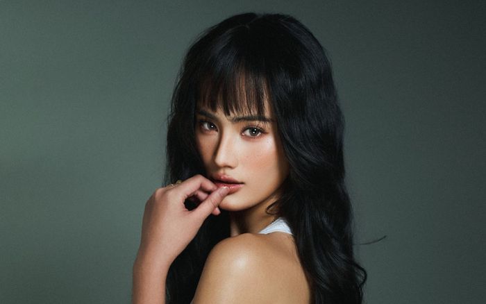 Hoa hậu Ý Nhi táo bạo trước khi kết thúc nhiệm kỳ