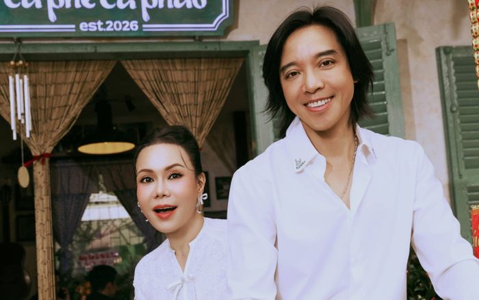 Vợ chồng Việt Hương 'hóa học trò' trong trang phục thanh xuân