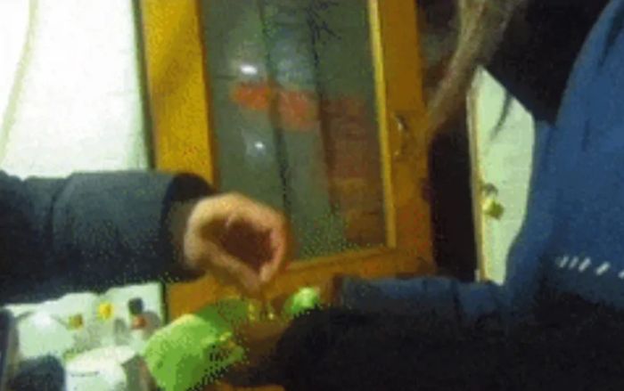 Gom quần áo cũ của mẹ vứt vào thùng rác, cô gái 'chết lặng' khi biết thứ còn sót bên trong