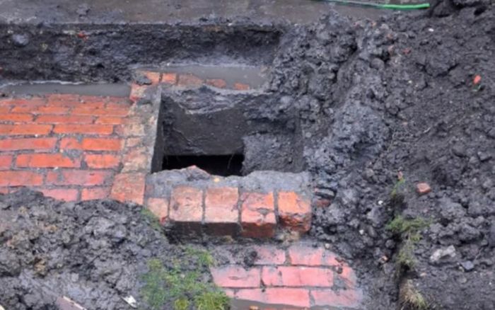 Đào đất làm vườn, chủ nhà sửng sốt khi phát hiện công trình bí ẩn bên dưới