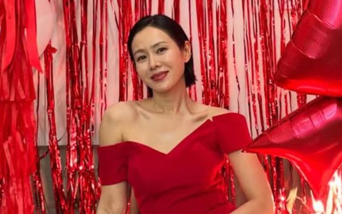 Son Ye Jin mặc váy trễ vai hở bạo, nhan sắc chuẩn 'gái một con trông mòn con mắt'