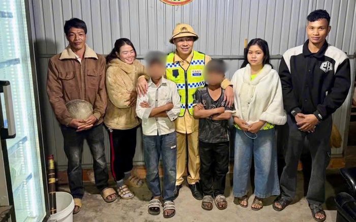 Phát hiện 2 cháu bé lạnh run lang thang bên đường, cảnh sát tiếp cận liền tỏ chuyện đằng sau