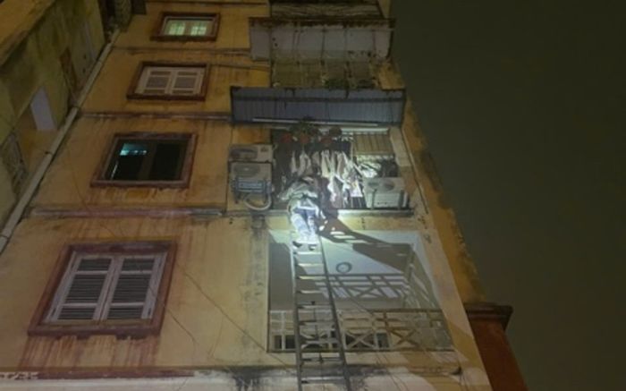 Cháu bé 3 tuổi hoảng loạn vì mắc kẹt trong nhà, nghẹt thở phút giây giải cứu