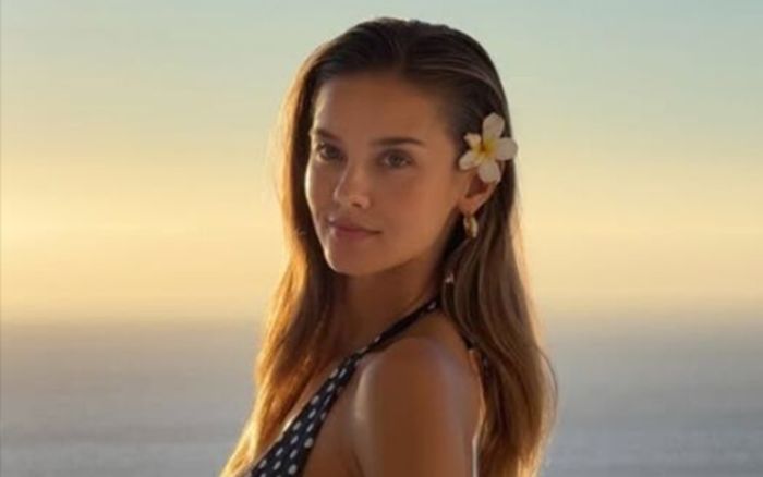 'Nữ thần runway' Nicola Cavanis khoe vóc dáng nóng bỏng với đồ tắm