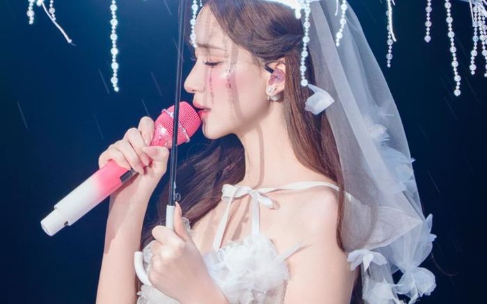 Hòa Minzy hát nhép trước 8000 khán giả?