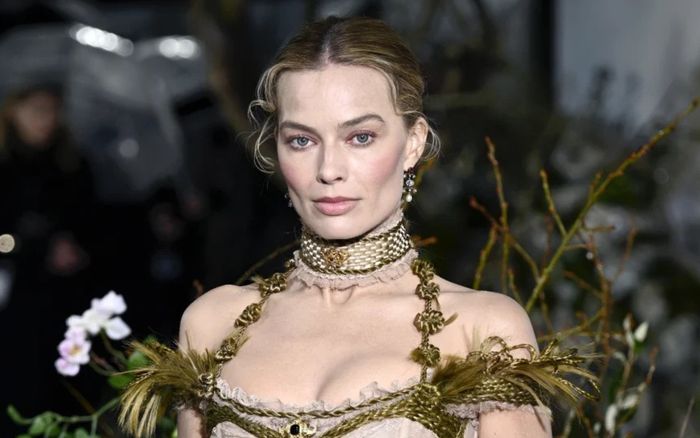 Hành trình của Margot Robbie trên thảm đỏ Đồi Gió Hú