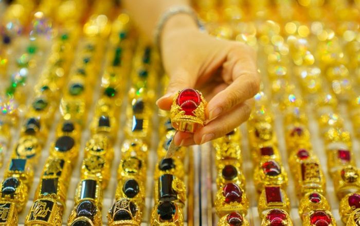 Giá vàng hôm nay (7/2): Vàng nhẫn vẫn 'cứng đầu' ở vùng giá cao, nơi nào bám sát vùng đỉnh?