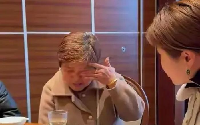 Gặp lại cha mẹ ruột sau 37 năm thất lạc, người phụ nữ cắt đứt quan hệ vì một câu nói