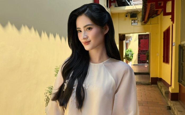 Ý Nhi diện áo dài đằm thắm, visual ngày càng thăng hạng rõ rệt