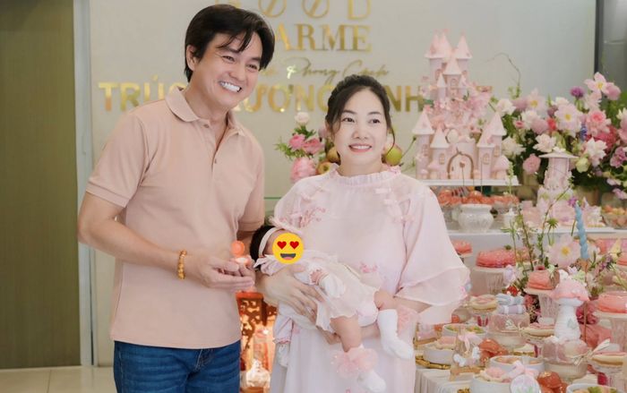 Vợ chồng Cao Minh Đạt bày tiệc đầy tháng hoành tráng cho ái nữ