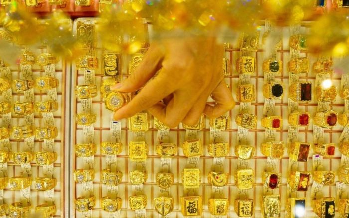 Tin tài chính hôm nay 10/2: Vàng biến động mạnh, USD suy yếu